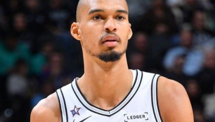 世界杯赛事直播平台下载-雷霆躺升联盟第一！马刺力克活塞豪取9连胜 文班21+17+6帽