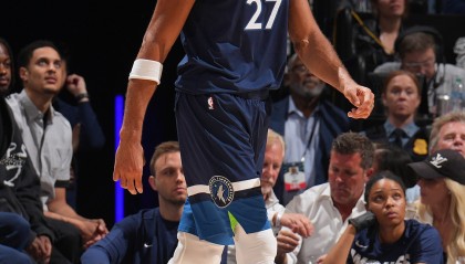 世界杯手机高清观看软件-内线支柱！戈贝尔半场5投3中得到6分7板1助1断2帽 正负值+5